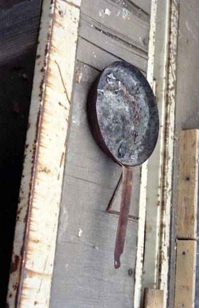 File:Tochimoto-Dioscorea-016-サンヤク-硫黄を入れるフライパン.jpg